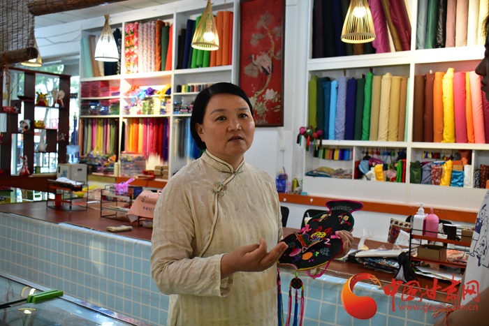 【蘭大新聞學(xué)子重走西北角】香包傳承人劉蘭芳：飛針走線，傳承匠心 