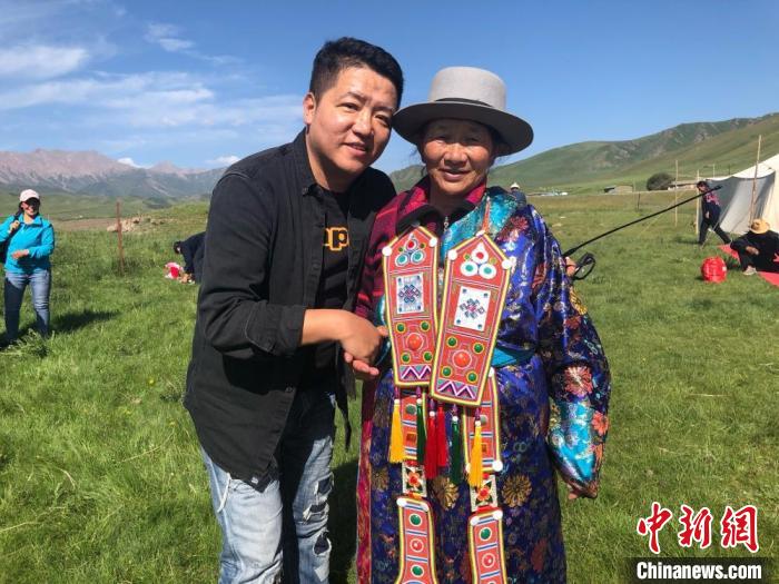 圖為拍攝紀(jì)錄片《西茂的婚禮》期間，張輝剛(左)與裕固族老人合影留念。(資料圖) 張輝剛供圖