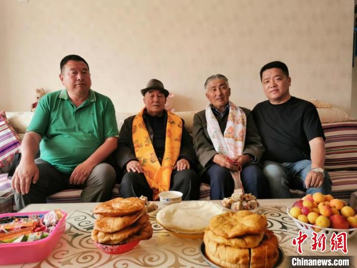 圖為張輝剛(右一)拜訪甘肅肅南縣裕固族德高望重的老人。(資料圖) 張輝剛供圖