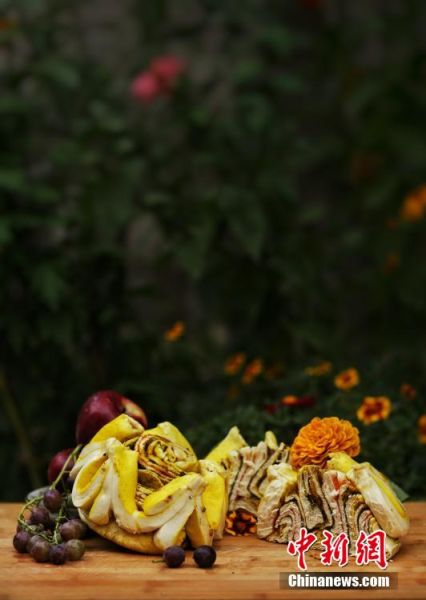 圖為做好的月餅，狀似玫瑰，切開后層層疊疊，色彩斑斕。張文 攝