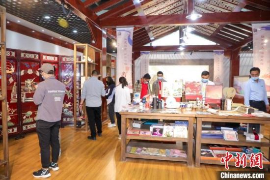 圖為甘肅“一會一節(jié)”期間，位于敦煌的天水市展館中，民眾觀賞文創(chuàng)產(chǎn)品?！「拭C省文化和旅游廳供圖