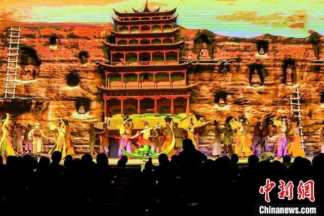 開幕式文藝展示“相約敦煌”，通過數(shù)字技術(shù)將莫高窟“搬到”演出現(xiàn)場?！「拭C省文化和旅游廳供圖