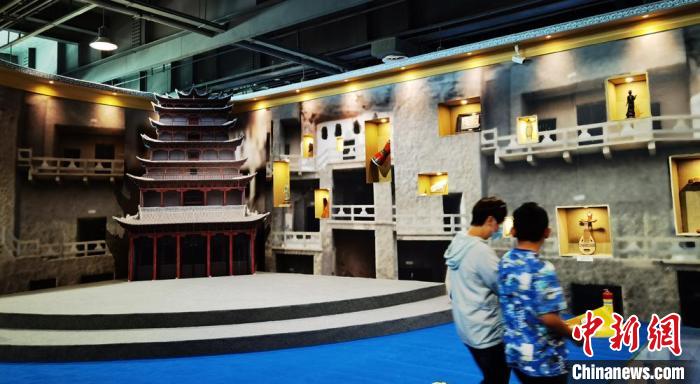 該展覽還借助科技手段，復原“藏經洞”場景，將莫高窟“搬進”展廳。　丁思 攝