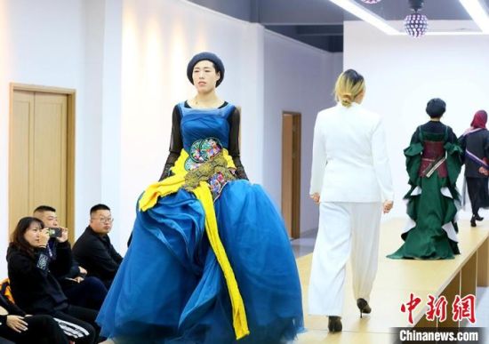 東鄉(xiāng)繡娘在T臺(tái)走秀?！「哒?攝