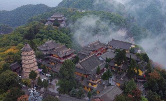 【“飛閱”中國(guó)】崆峒山“煙雨圖”：翠峰古建“隱”云海
