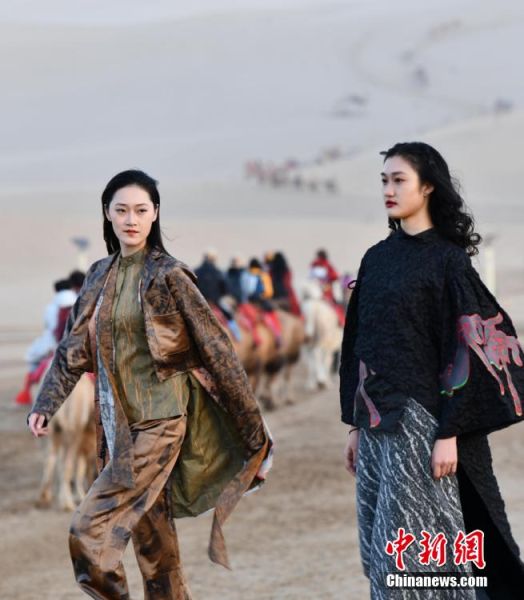 圖為敦煌服裝秀展示。 殷春永 攝