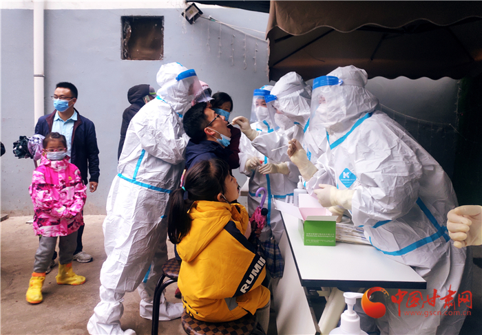 蘭州市城關(guān)區(qū)有序推進民主西路小學(xué)和五十四中師生及家屬核酸檢測