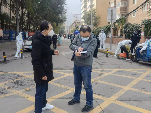 蘭州市紀(jì)委監(jiān)委干部下沉一線詳細(xì)詢問疫情防控情況。.jpg