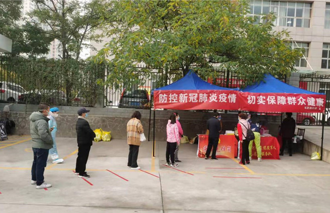 城關(guān)區(qū)紀(jì)委監(jiān)委各監(jiān)督檢查組督促各街道核酸檢測點(diǎn)落實“一米線”制度。.jpg