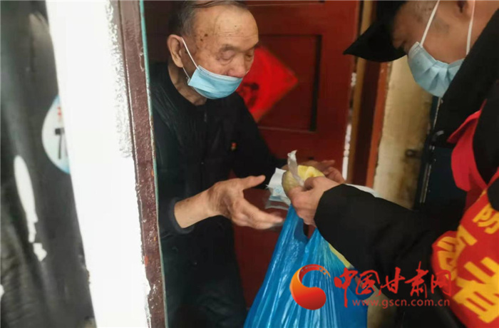 【甘快看·疫情防控甘肅在行動】蘭州張家園社區(qū)：老人獨(dú)居在家 社區(qū)幫忙送飯菜