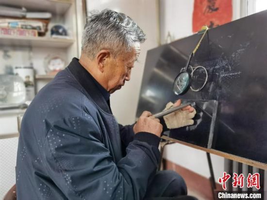 圖為陶世清在創(chuàng)作中?！钅?攝