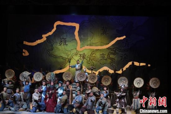 作為隴劇“梅花”，雷通霞在《大禹治水》中甘當(dāng)“綠葉”，該劇推出后，反響十分熱烈。(資料圖) 楊艷敏 攝