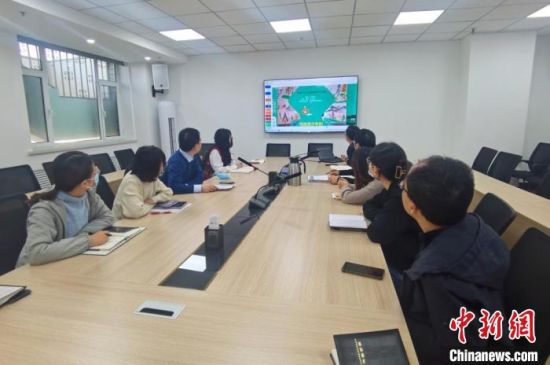 圖為甘肅教育出版社《寫給青少年的敦煌故事》叢書項目組，探討圖書封面設計?！￠Z姣 攝