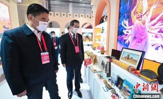 圖為甘肅省副省長孫雪濤(左)與甘肅省文化和旅游廳廳長陳衛(wèi)中(右)一同參觀“甘肅館”?！「拭C省文化和旅游廳供圖
