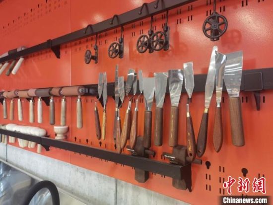圖為徐晉林制作雕版敦煌壁畫所用工具。　閆姣 攝
