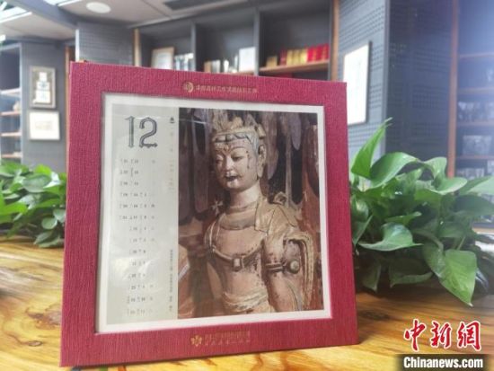 圖為徐晉林制作的敦煌題材的手工書《走進(jìn)沙漠敦煌——莫高窟與藏書票藝術(shù)》，深受讀者喜愛?！￠Z姣 攝