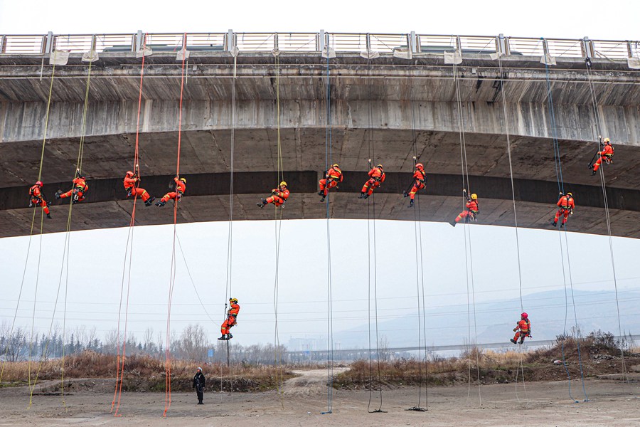 硬核！甘肅天水森林消防員百米高空練技能