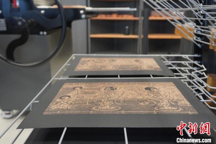 圖為徐晉林工作室制作的雕版敦煌壁畫印刷成品展示?！【琶赖┰?　攝