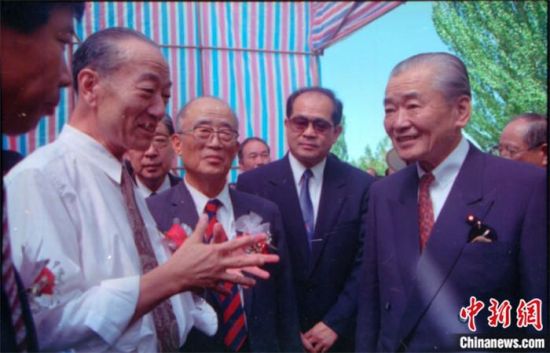 1994年8月，時任日本首相竹下登(右一)與時任敦煌研究院院長段文杰在莫高窟親切交談。中新社發(fā) 婁婕 供圖