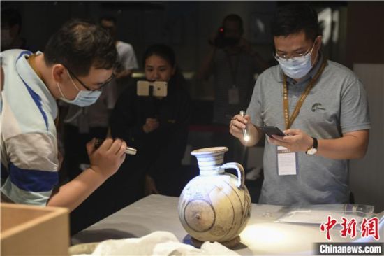 2020年6月，在長沙博物館舉行“從地中海到中國：絲路寶藏——平山郁夫絲綢之路美術(shù)館藏文物展”前，專家開箱鑒定文物。中新社記者 楊華峰 攝