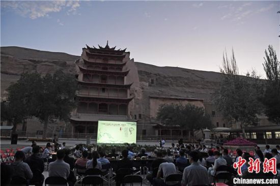 2018年8月，在敦煌莫高窟標(biāo)志性建筑“九層樓”前，《回顧平山郁夫先生的貢獻》座談會舉行。來自中日兩國的專家、學(xué)者共同懷念這位情系敦煌數(shù)十載的繪畫巨匠、中日友好的文化使者、世界文化遺產(chǎn)的守護者。中新社記者 楊艷敏 攝