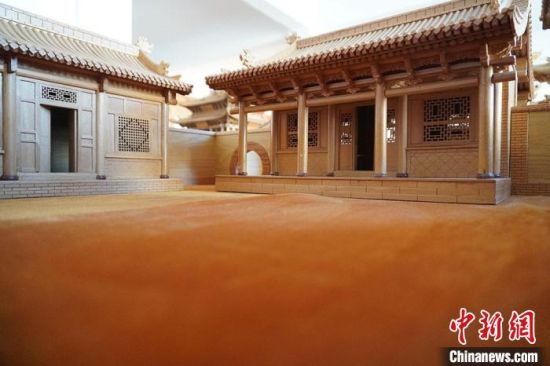 圖為微縮建筑蘭州四合院內(nèi)部結(jié)構(gòu)?！【琶赖┰?　攝