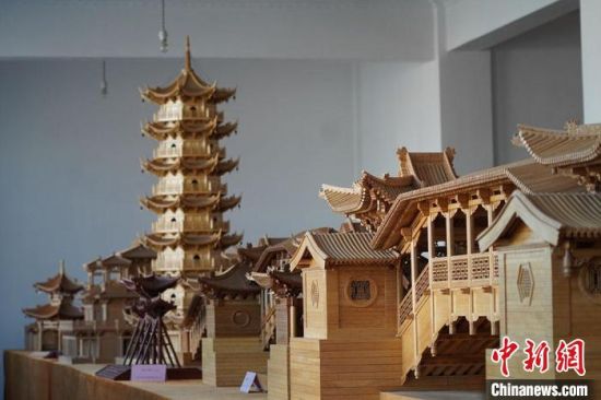 圖為古建筑模型制作技藝傳習(xí)所展廳內(nèi)的微縮古建筑作品。　九美旦增 　攝