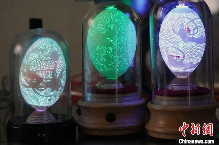 圖為以敦煌飛天為元素的蛋雕作品?！【琶赖ぴ?攝