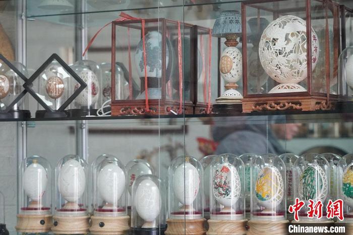 圖為吳義澤收藏柜內(nèi)的蛋雕作品。　九美丹增 攝