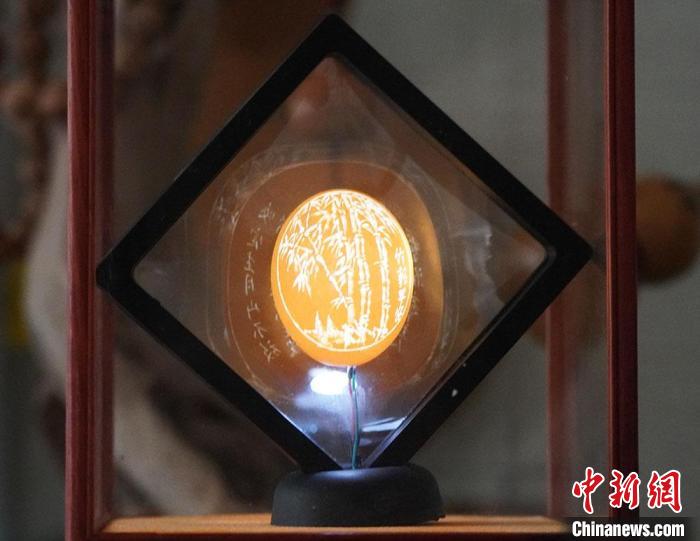 圖為吳義澤新包裝給蛋雕呈現(xiàn)立體感?！【琶赖ぴ?攝