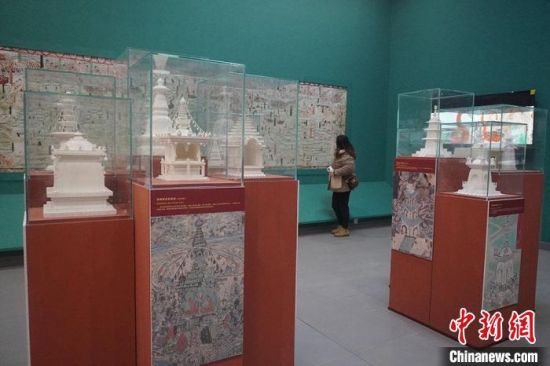 圖為觀眾欣賞數(shù)字復(fù)制壁畫。　九美旦增 攝