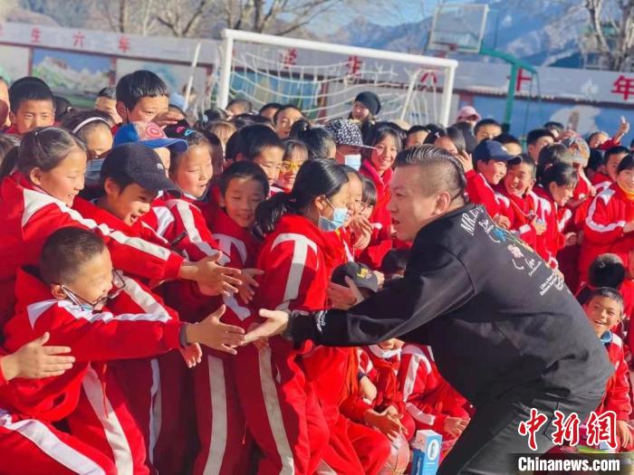 1月初，第五屆“街舞進藏鄉(xiāng)”公益助學活動在甘肅甘南結束，旨在讓藏族學子感受到街舞魅力?！￡惿菩?攝