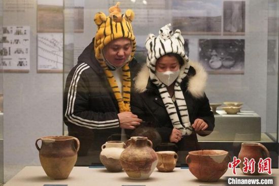 圖為市民戴虎頭帽在博物館內(nèi)參觀。九美旦增 攝