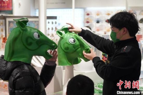 圖為“神馬來了”銅奔馬頭套。　九美旦增 攝