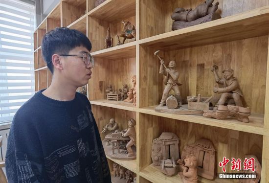 圖為學(xué)生介紹作品。 劉玉桃 攝