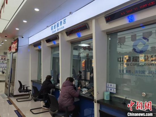 圖為蘭州市民在銀行兌換新鈔。　徐雪 攝