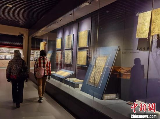 圖為蘭州市民參觀博物館展品?！⌒煅?攝