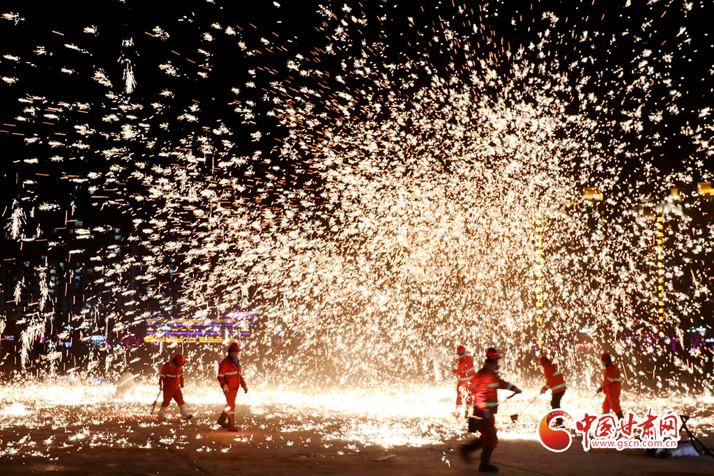 【隴拍客】炫彩奪目！非遺絕技永靖王氏“打鐵花”綻放夜空引關(guān)注