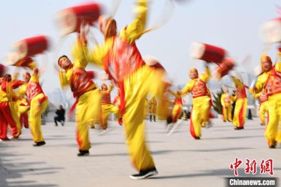 2019年2月19日，演員在黃河岸邊的蘭州水車博覽園內(nèi)進行太平鼓表演，歡慶元宵佳節(jié)。(資料圖) 　楊艷敏 攝