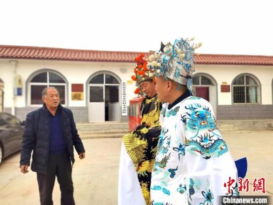 圖為69歲的“苦水高高蹺”國家級傳承人巨海全(左一)，叮囑徒弟們高高蹺練習技巧要領?！￠Z姣 攝