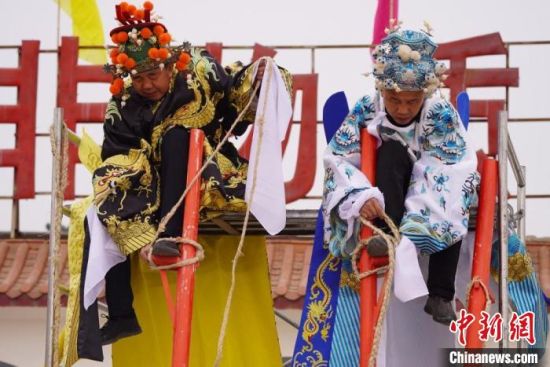 圖為“苦水高高蹺”表演者通過麻繩將腳固定在腳踏板，并在腿部纏繞六七圈。　九美旦增 攝