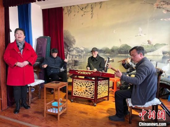 圖為蘭州鼓子表演者王常玉登臺(tái)演唱，她是這項(xiàng)入列國(guó)家級(jí)非物質(zhì)文化遺產(chǎn)的曲藝表演者中，為數(shù)不多的女演員?！堨下?攝