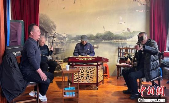 圖為蘭州鼓子愛好者在傳習(xí)所內(nèi)互相搭檔上臺(tái)演出?！堨下?攝