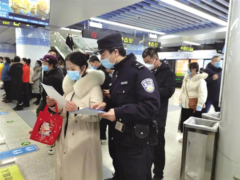講解詐騙套路 普及“斷卡”常識 蘭州城關(guān)公安分局、交通治安分局聯(lián)合反詐宣傳進(jìn)地鐵