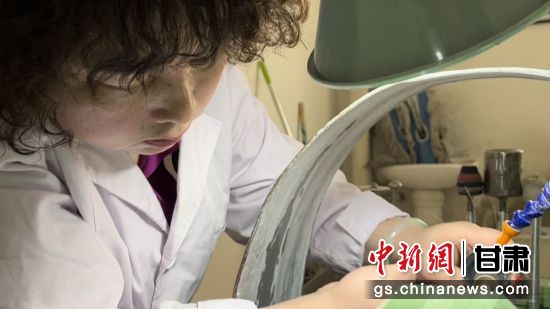 夜光杯制作學(xué)徒謝小琴坦言，雖工作枯燥，但是能夠掌握國家級(jí)非遺技藝是很自豪的。王牧雨 攝