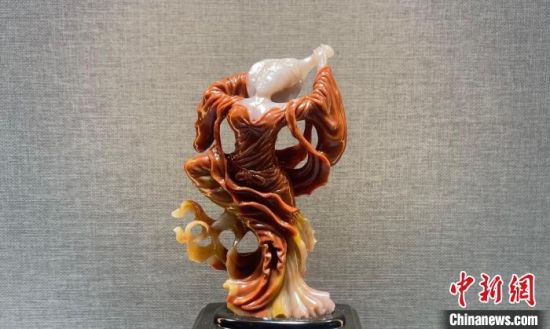 圖為翩然起舞的飛天玉雕?！「攥?攝