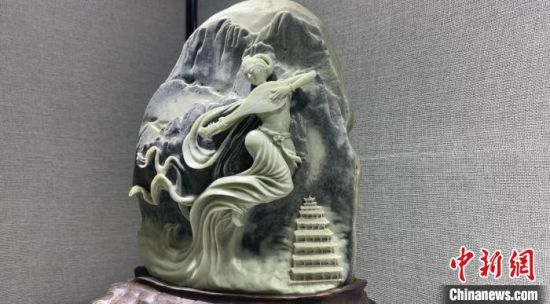 圖為李學(xué)平的玉雕作品?！「攥?攝