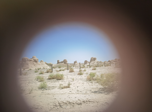 插圖2：透過河西走廊遺存的古陶片孔洞所見。攝影：陳曉斌。拍攝日期：2020年6月。