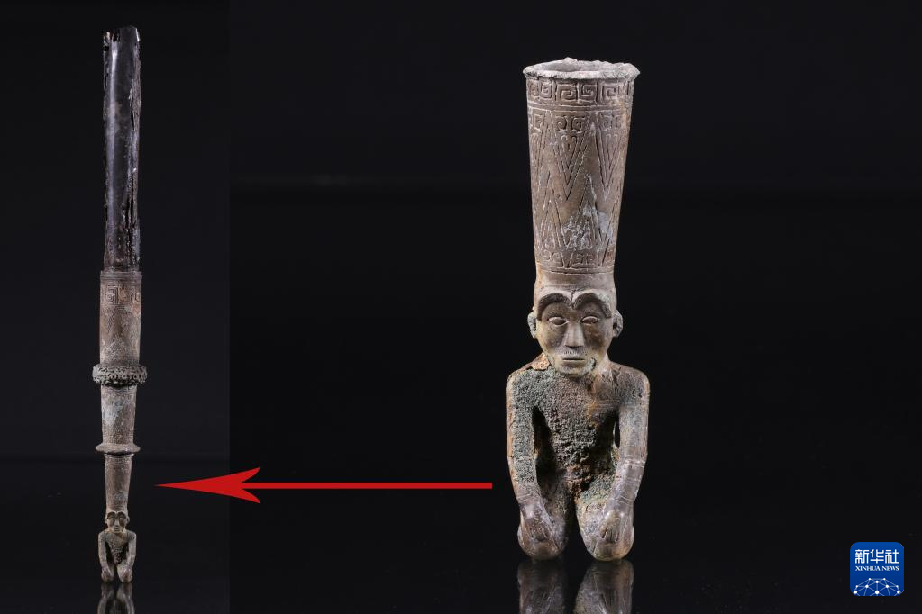 江西樟樹市國字山戰(zhàn)國墓葬出土銅跽坐人鐓（資料圖）。