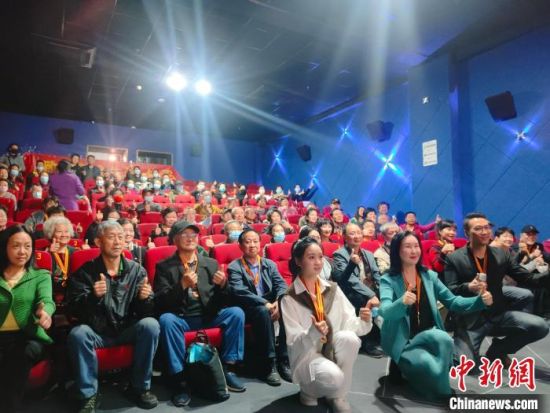 《浴血誓言》主創(chuàng)團(tuán)隊(duì)與到場的紅軍后代合影?！￡愡x斌 攝